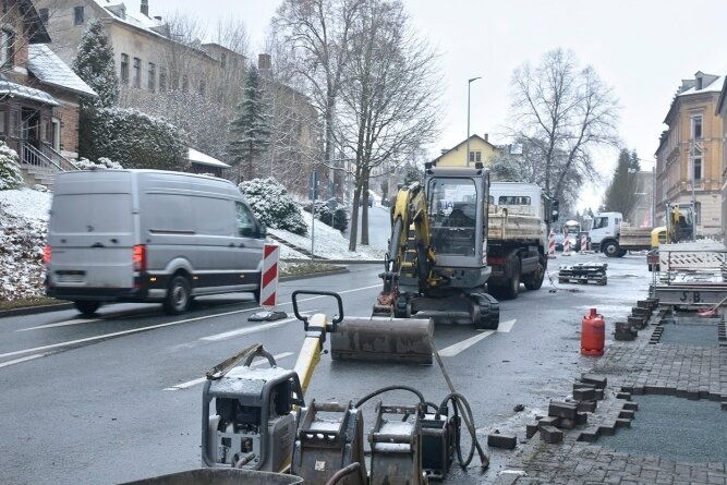 Wegen Bauarbeiten in Adorf ist die Bundesstraße 283 zurzeit halbseitig gesperrt. Der Verkehr wird per Ampelschaltung geregelt. 
