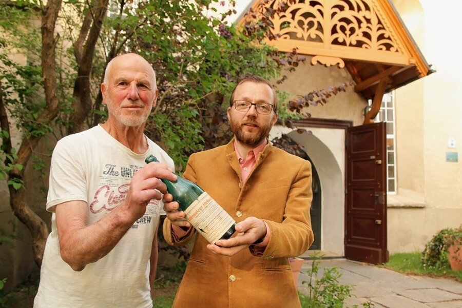 Roland Albert (links) und Daniel Hartenstein mit einer Original-Flasche, in welche bis Anfang der 1960er-Jahre das Heilwasser aus der Altensalzer Quelle abgefüllt wurde.