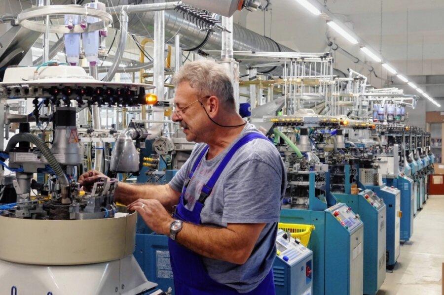 Warum in Gelenau wieder mehr Strümpfe produziert werden - Mechaniker Thomas Drummer stellt eine der Maschinen im Gelenauer Breitex-Werk ein.