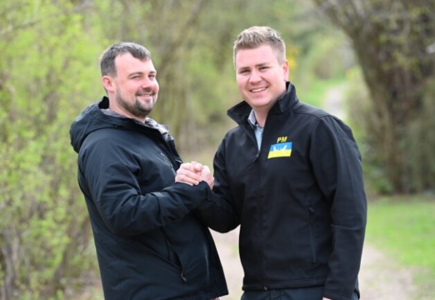 Warum in Hartmannsdorf viele Ukraine-Flüchtlinge wohnen - Dolmetscher Sergej Kozakov (links) und Hauptamtsleiter Philipp Melzer engagieren sich für die Flüchtlingshilfe in Hartmannsdorf. 