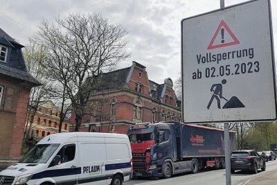 Warum in Oelsnitz eine Vollsperrung ansteht - Schilder weisen schon auf die Bauarbeiten unter Vollsperrung auf der Hofer Straße hin. 
