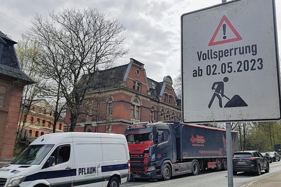 Warum in Oelsnitz eine Vollsperrung ansteht - Schilder weisen schon auf die Bauarbeiten unter Vollsperrung auf der Hofer Straße hin. 