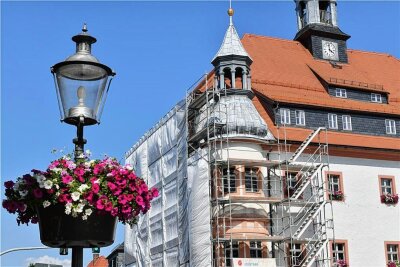 Warum ist am restaurierten Rathaus von Oederan wieder ein Gerüst? - Das Rathaus in Oederan ist zurzeit noch „verkleidet“.