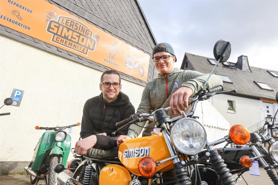 Warum ist es eigentlich so schwierig, die beliebte Moped-Marke Simson wiederzubeleben? - In Kleinolbersdorf-Altenhain arbeiten Geschäftsführer Jakob Wild und Mitarbeiter Lukas Kreskowsky Simson-Mopeds auf, die man sich ausleihen kann.