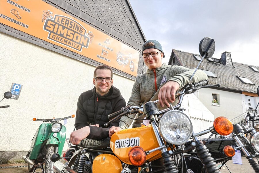 Warum ist es eigentlich so schwierig, die beliebte Moped-Marke Simson wiederzubeleben? - In Kleinolbersdorf-Altenhain arbeiten Geschäftsführer Jakob Wild und Mitarbeiter Lukas Kreskowsky Simson-Mopeds auf, die man sich ausleihen kann.