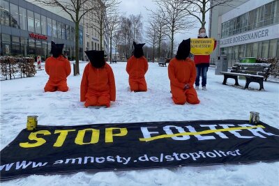Warum junge Leute im Chemnitzer Zentrum als Häftlinge posieren - Seit 20 Jahren besteht das US-Gefangenenlager Guantanamo - und eine Schließung ist nicht in Sicht. Die Chemnitzer Ortsgruppe von Amnesty International machte am Samstag in der Innenstadt darauf aufmerksam. 