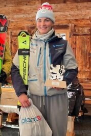Warum junge Oberwiesenthaler schon zu Olympia dürfen - Eben noch auf dem Podest, jetzt mit gerissenem Kreuzband im Bett: Alpinskitalent Mia Savannah Korn aus Oberwiesenthal.