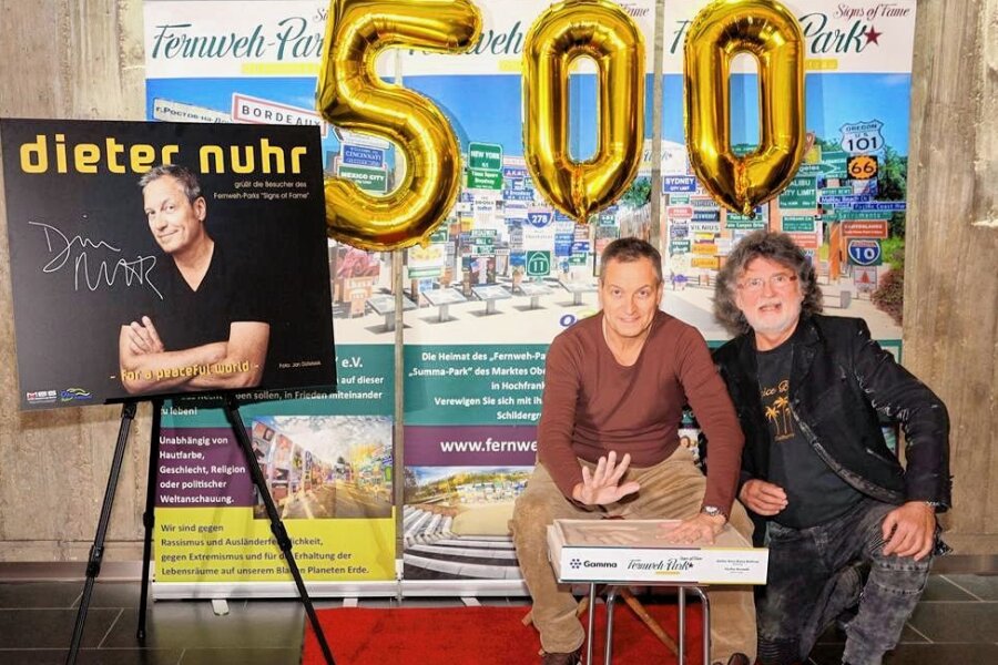 Warum Kaberettist Dieter Nuhr unweit des Vogtlandes die Hand gegen Rassismus hebt - Dieter Nuhr wurde als 500. Star in den Fernweh-Park aufgenommen. Im Beisein von Initiator Klaus Beer hinterließ er auch seinen Handabdruck.