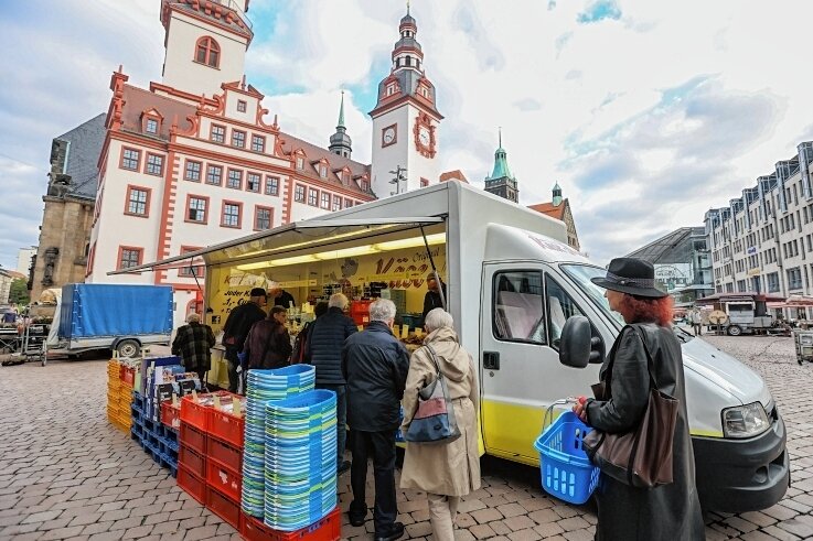 Warum Käse-Maik einen Bogen um das Vogtland macht - Von Dienstag bis Freitag steht der Verkaufswagen von "Käse-Maik" auf dem Chemnitzer Markt. Die Schlangen sind zum Teil sehr lang. 