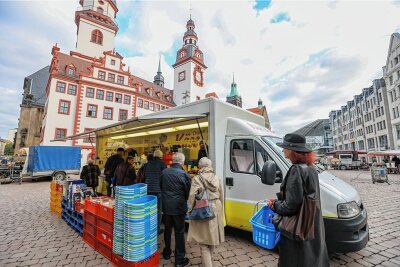 Warum "Käse Maik" einen Bogen ums Vogtland macht - Von Dienstag bis Freitag steht der Verkaufswagen von "Käse-Maik" auf dem Chemnitzer Markt. Die Schlangen sind zum Teil sehr lang.