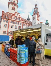 Warum Käse-Maik nicht ins Vogtland kommt - Von Dienstag bis Freitag steht der Verkaufswagen von "Käse-Maik" auf dem Chemnitzer Markt. Die Schlangen sind zum Teil sehr lang. 