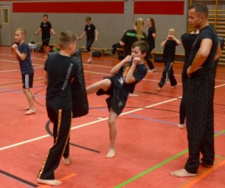 Warum Kampfsport Kindern gut tun kann - Yannick Schmalfuß (rechts) und Mike Höra trainieren mittwochs, 18 Uhr, Kinder und Jugendliche im Kickboxen. 