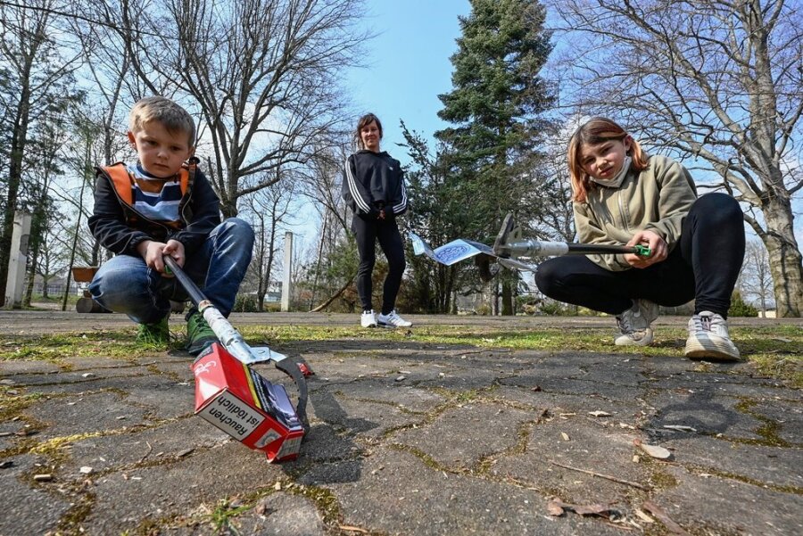 Katja Landgraf ist mit ihren Kindern Joke (links) und Jolene regelmäßig im Burgstädter Park Wettinhain anzutreffen: beim Müll sammeln. 