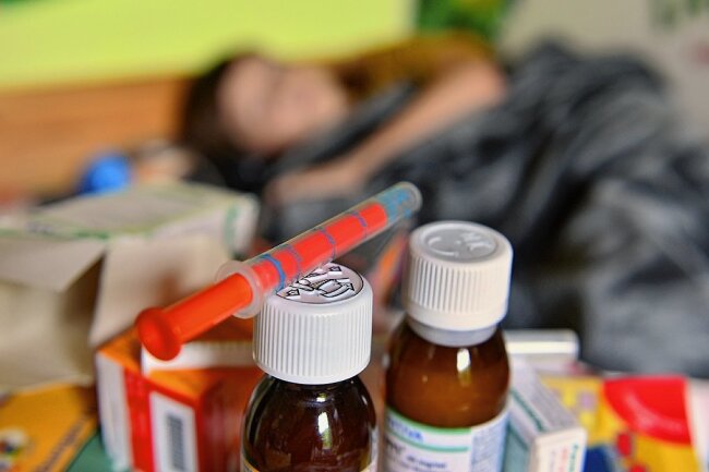 Warum Kinderarznei derzeit so knapp ist - Derzeit Mangelware: Fiebersaft für Kinder. 