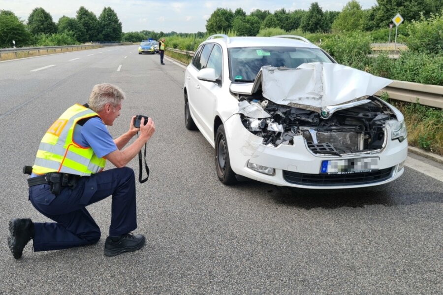 Warum kracht es so oft auf der B 93 bei Crossen? - Nur einer von neun Unfällen, der sich in diesem Jahr auf der B93 nahe der Anschlussstelle Crossen ereignet hat: Am 16. Juni fuhr ein Skoda auf einen Lkw auf, der unvermittelt die Fahrspur gewechselt hatte. 