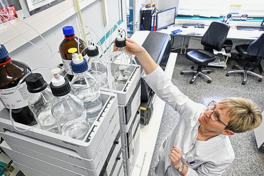 Warum Leitungswasser aus dem Erzgebirge bedenkenlos genießbar ist - Chemikerin Annegret Tischendorf untersucht im Labor der Südsachsen Wasser GmbH in Chemnitz Trinkwasser auf Spurenstoffe.