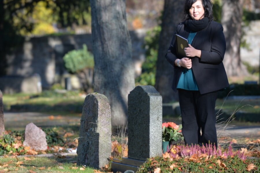 Warum man Kinder beim Trauern nicht ausschließen sollte - Donatsfriedhof in Freiberg: Anke Schwarz ist im Nebenberuf zertifizierte Familientrauerbegleiterin und nennt sich Trauerbegleitung "Schwarzbunt". Hauptberuflich arbeitet sie in einem Autohaus. 