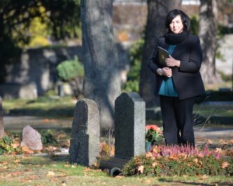 Warum man Kinder beim Trauern nicht ausschließen sollte - Donatsfriedhof in Freiberg: Anke Schwarz ist im Nebenberuf zertifizierte Familientrauerbegleiterin und nennt sich Trauerbegleitung "Schwarzbunt". Hauptberuflich arbeitet sie in einem Autohaus. 