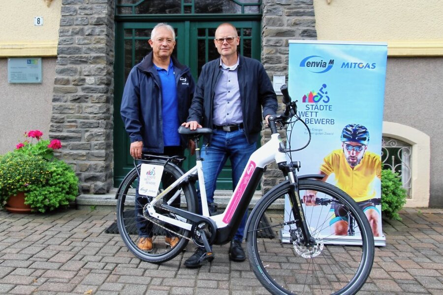 Warum man sich beim Kartoffelfest in Großwaltersdorf auch abstrampeln darf - Bürgermeister Axel Röthling (re.) hat diese Woche von Jürgen Lojewski (Envia M) ein E-Bike erhalten, um darauf 100 Kilometer zu absolvieren. 