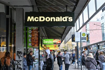 Warum McDonald's an der Zenti in Chemnitz geschlossen hat - Das McDonald's-Schild an der Zentralhaltestelle wird nicht mehr lange hängen.