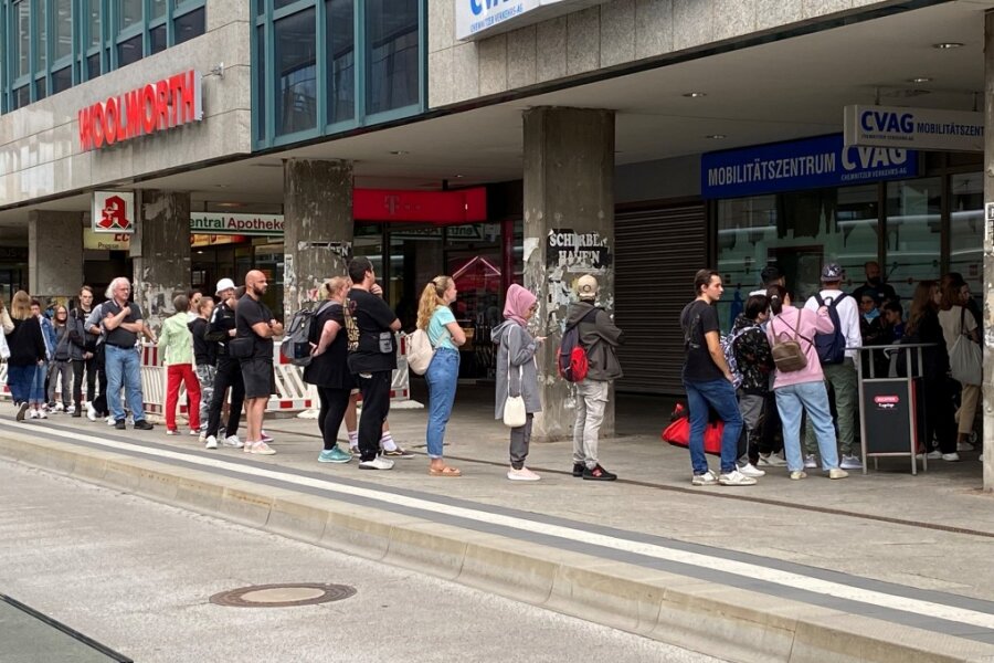 Warum Menschen an der Chemnitzer Zentralhaltestelle Schlange stehen - 