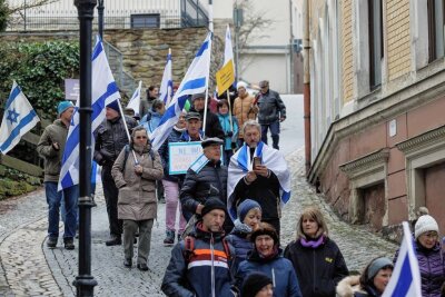 Warum Menschen im Erzgebirge gegen Antisemitismus marschieren - Der Marsch des Lebens führte unter anderem zur Ecke Siebenhäusergasse und Buchholzer Straße, wo sich einst das Betlokal der jüdischen Gemeinde befunden hat. 