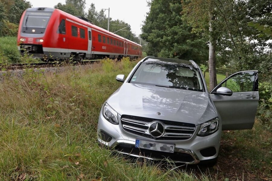 Warum Mercedes-Diebe an der Landesgrenze bei Meerane die A 4 verlassen - Der Mercedes vom Typ GLC stand neben der Bahnstrecke. 