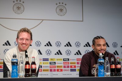 Warum Nagelsmann nicht auf Sané verzichten will - Bundestrainer Julian Nagelsmann (l) und Leroy Sané sprechen auf einer Pressekonferenz.