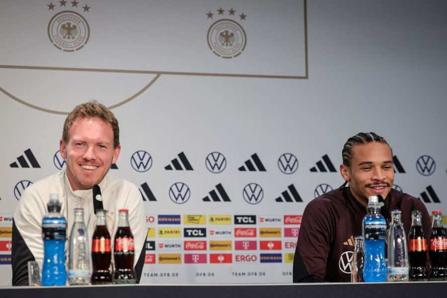 Warum Nagelsmann nicht auf Sané verzichten will - Bundestrainer Julian Nagelsmann (l) und Leroy Sané sprechen auf einer Pressekonferenz.