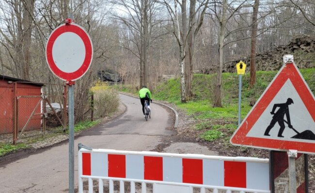 Das Sperrschild verbietet die Weiterfahrt auf dem Radweg zwischen Markersdorf und Diethensdorf. 