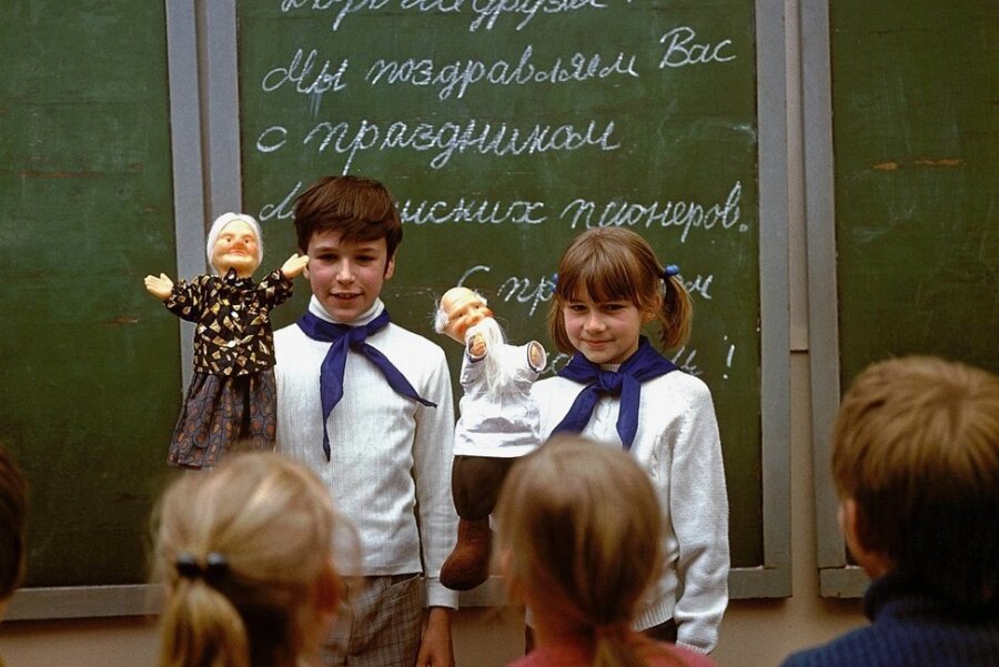 Junge Pioniere mit Handpuppen beim Russisch-Unterricht im Jahr 1975: Obwohl die Sprache bis zum Ende einer jeden Ausbildung in der DDR Pflichtfach war, beherrscht sie heute kaum einer der damals Beschulten. 