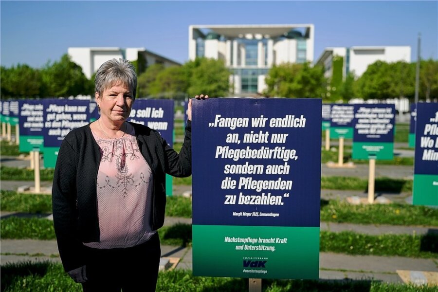 Monika Stevens aus Großröhrsdorf pflegt ihre Mutter. Sie braucht mehr Unterstützung - und beteiligte sich am Montag in Berlin an einer stillen Demonstration. 