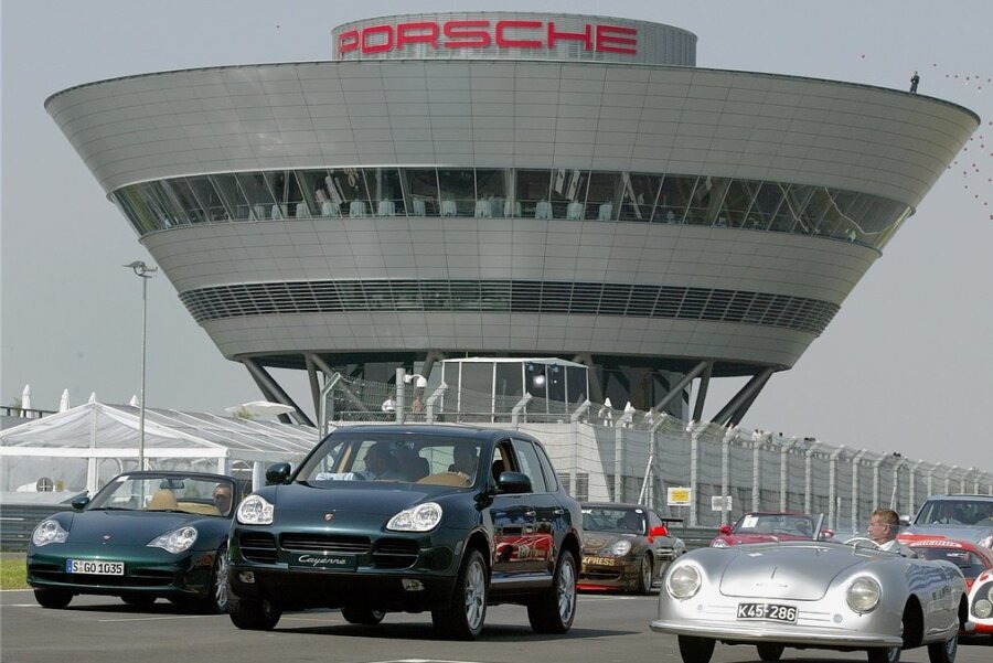 Warum Porsche vor 20 Jahren in Leipzig zu produzieren begann - Da war er noch ganz frisch vom Band: Der Porsche Cayenne (Mitte) bei der Eröffnung der neuen Produktionsstätte in Leipzig im August 2002. 