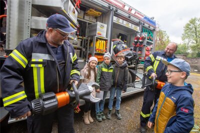 Warum Rettungsdienst, Polizei und Feuerwehr am Dienstag in der Grundschule Jocketa waren - Helmar Müller und Peter Stier von der freiwilligen Feuerwehr zeigten schweres Gerät, mit dem nach einem Unfall Menschen aus ihren Fahrzeugen geschnitten werden können.