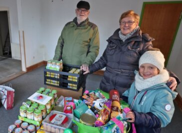 Warum Rucksack voller Kekse Spendensammler sehr berührt - Werner und Tamara Kassner sammeln in Heinrichsort Spenden für die Ukraine. Die siebenjährige Mara aus Lichtenstein hilft gern und hat eine große Tasche Lebensmittel mitgebracht.