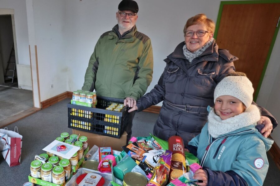 Werner und Tamara Kassner sammeln in Heinrichsort Spenden für die Ukraine. Die siebenjährige Mara aus Lichtenstein hilft gern und hat eine große Tasche Lebensmittel mitgebracht.