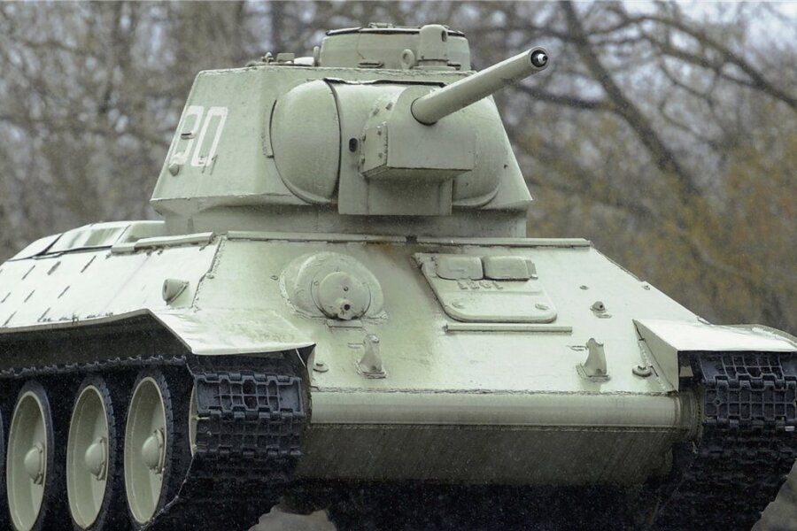 Warum Russland sich 30 alte Panzer aus Laos holt - Auf den Sockel gehoben: ein T-34-Panzer der Roten Armee auf dem Gelände des Sowjetischen Ehrenmals in Berlin. 