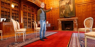 Warum Schloss Waldenburg einen roten Teppich hat - Mitarbeiter Michael Hinke auf dem roten Teppich in der Bibliothek des Waldenburger Schlosses. 