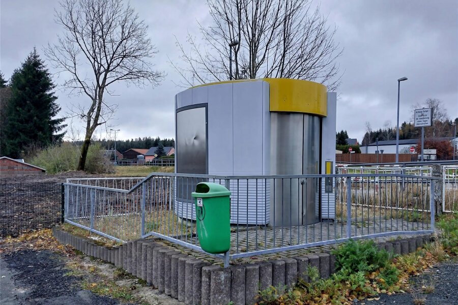 Warum Schöneck eine Toilette verschenken will - Die Stadt Schöneck will die ehemalige Toilette am ehemaligen Bahnhof kostenlos abgeben.