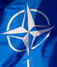 Warum schreibt die "Freie Presse" Nato statt NATO? - Wird in der "Freien Presse" nicht mit Großbuchstaben-Kürzel geschrieben: Die Nato, im Bild die Flagge des Verteidigungsbündnisses. 