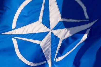 Wird in der "Freien Presse" nicht mit Großbuchstaben-Kürzel geschrieben: Die Nato, im Bild die Flagge des Verteidigungsbündnisses. 