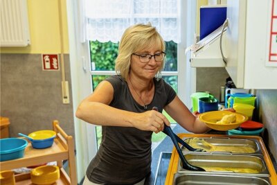 Warum Schulessen im Vogtland immer teurer wird - Silke Krämer, technische Mitarbeiterin im Bummi Rodewisch, teilt täglich Essen an die Kinder aus.