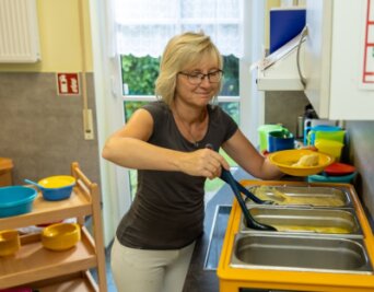 Warum Schulessen immer teurer wird - Silke Krämer, technische Mitarbeiterin im Bummi Rodewisch teilt täglich Essen an die Kinder aus. 