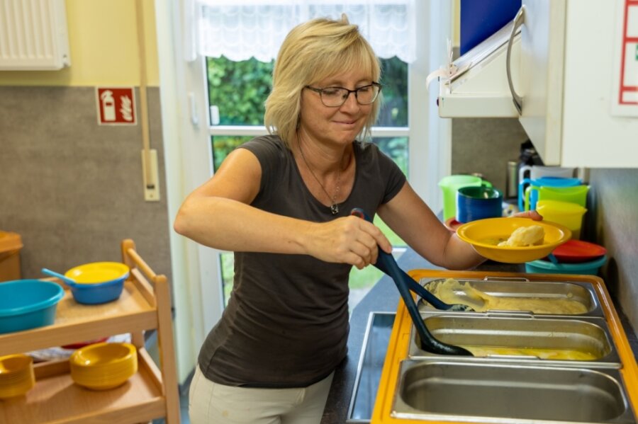 Silke Krämer, technische Mitarbeiterin im Bummi Rodewisch teilt täglich Essen an die Kinder aus. 