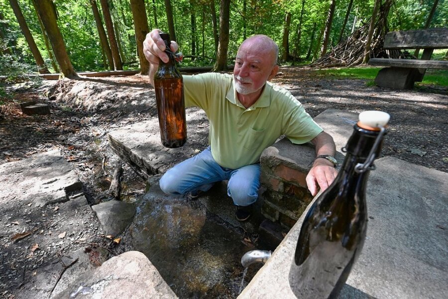 Warum selbst Leipziger in einem Wald in Chemnitz Wasser schöpfen - Rolf Körber füllt sich jede Woche mehrere Flaschen an der Frischbornquelle ab und nimmt sie mit. Das Wasser kommt aus fünf Metern Tiefe.