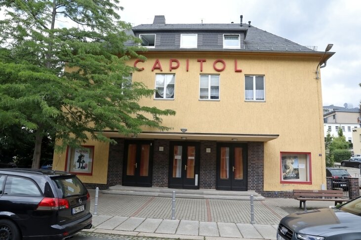 Mitglieder des SV Sachsenring Hohenstein-Ernstthal sind vom Vorstand des Sportvereins ins Filmtheater Capitol eingeladen worden