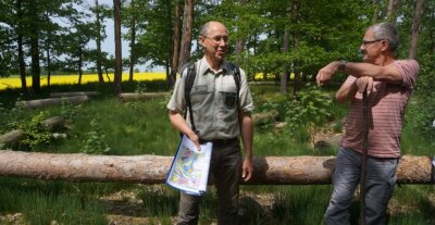 Warum sich der Hainichener Wald verändern wird - Forstrevierleiter Steffen Kühn - hier im Gespräch mit Ullrich Wonneberger vom Vorstand der Kirchgemeinde Mittweida/Ringethal - zeigte den Teilnehmern die Waldschäden.