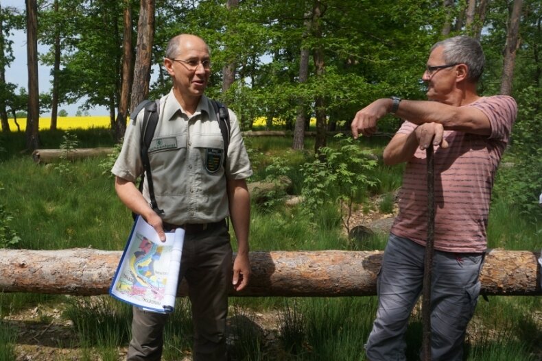 Warum sich der Hainichener Wald verändern wird - Forstrevierleiter Steffen Kühn - hier im Gespräch mit Ullrich Wonneberger vom Vorstand der Kirchgemeinde Mittweida/Ringethal - zeigte den Teilnehmern die Waldschäden.