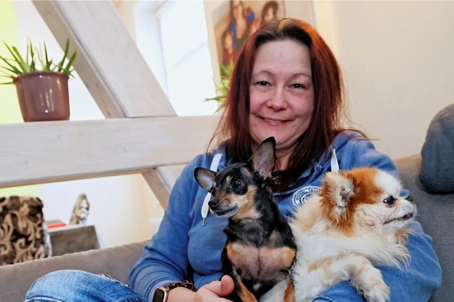Warum sich die Hundesteuer in Reichenbach verdoppelt - Tanja Kräker aus Mylau mit ihren beiden Familienhunden. Links Lilly, ein Prager Rattler, und rechts Charlie, ein Langhaar Chihuahua.