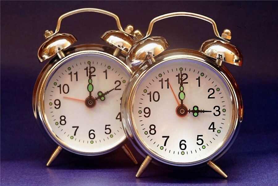 Warum sich diesmal kaum jemand über die Zeitumstellung aufregt - Die Uhren werden eine Stunde vorgestellt. 